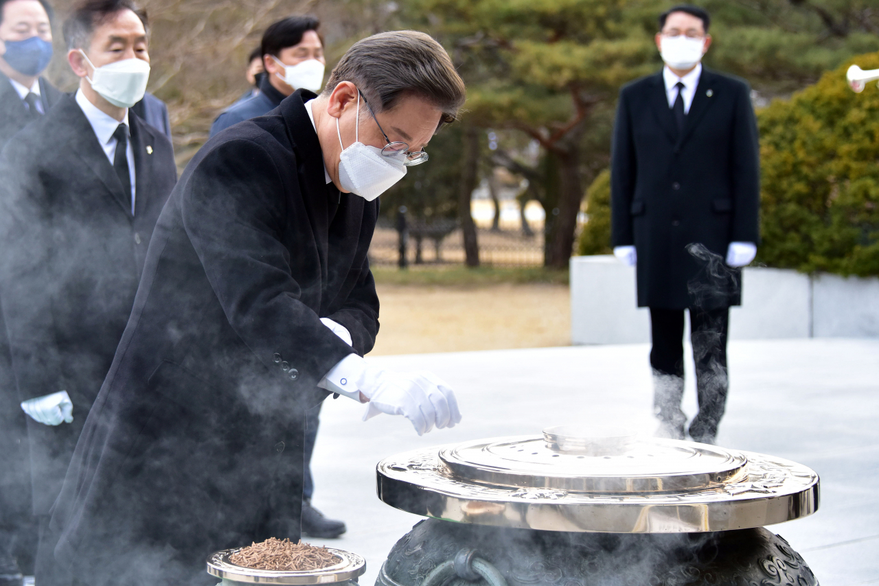 이재명 더불어민주당 대선 후보가 14일 오전 서울 동작구 국립서울현충원 현충탑에서 분향하고 있다. [국회사진기자단]