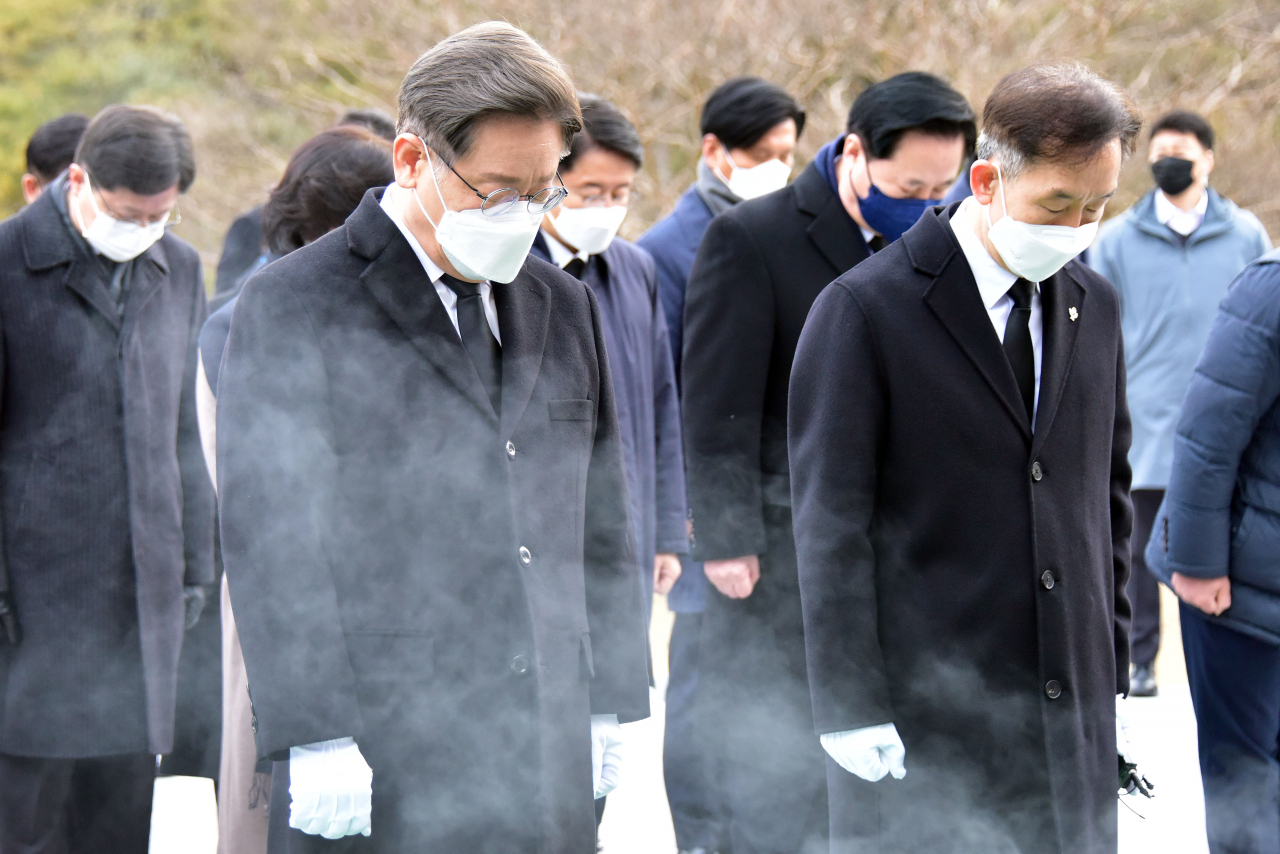 이재명 더불어민주당 대선 후보가 14일 오전 서울 동작구 국립서울현충원을 찾아 현충탑에 분향 후 묵념하고 있다. [국회사진기자단]