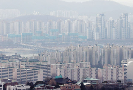 서울 남산에서 바라본 시내 아파트 단지의 모습. [연합]