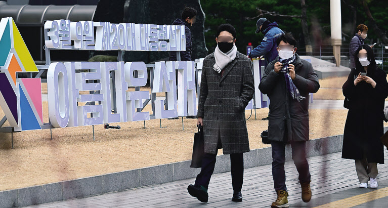 여야 유력 후보 간 경쟁이 한치 앞도 내다볼 수 없는 초박빙 판세로 계속되는 가운데, 제20대 대통령 선거일이 23일 앞으로 다가왔다. 공식 선거운동 시작일(15일)을 하루 앞둔 14일 오전, 서울특별시 선거관리위원회가 투표 홍보를 위해 서울 중구 한국프레스센터 앞 광장에 ‘아름다운 선거 조형물’을 설치하고 있다. 박해묵 기자