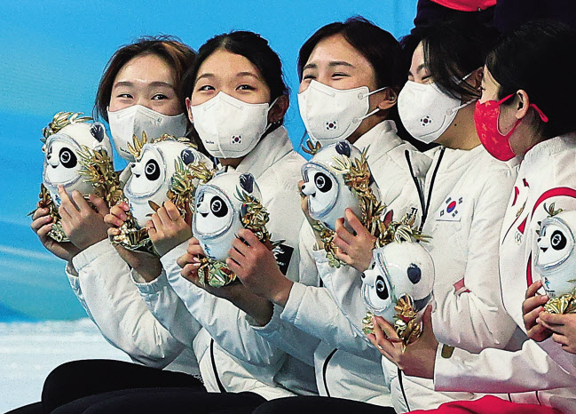 2022 베이징 동계올림픽 쇼트트랙 여자계주 3000m 은메달을 획득한 한국 선수들이 플라워 세리머니에서 활짝 웃고 있다. [연합]