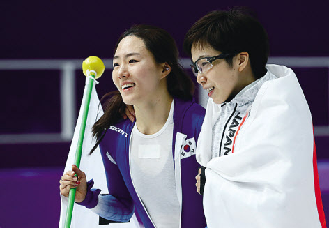 2018 평창올림픽 당시 이상화를 위로해주던 고다이라(오른쪽).