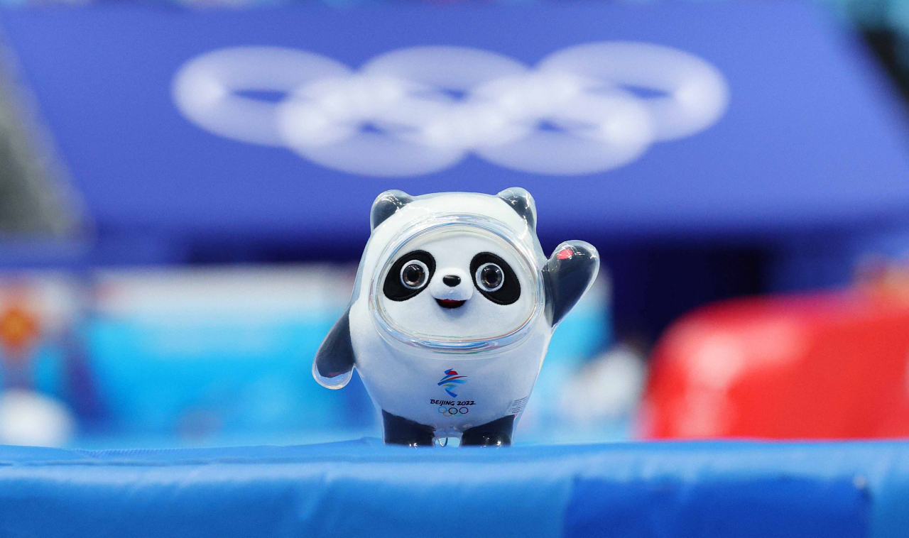 2022 베이징 동계올림픽 마스코트인 빙둔둔 인형 [연합]