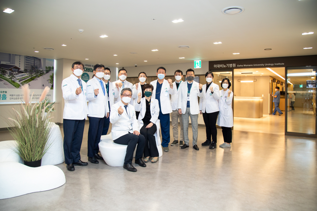 [사진설명] 2월 14일 진료를 시작한 이대비뇨기병원 앞에서 의료진이 기념사진을 촬영하고 있다.