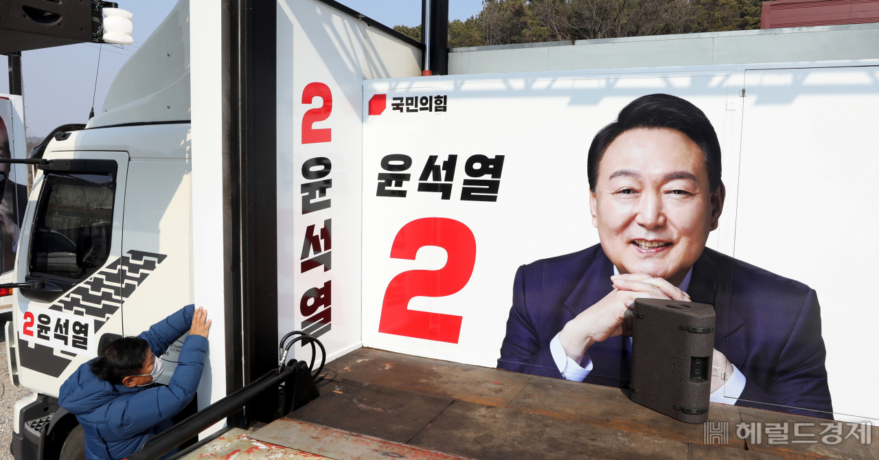 11일 오후 파주에 위치한 차량광고업체에서 윤석열 국민의힘 대선후보의 선거운동 유세차량이 제작 되고 있다. [사진=국회사진기자단]
