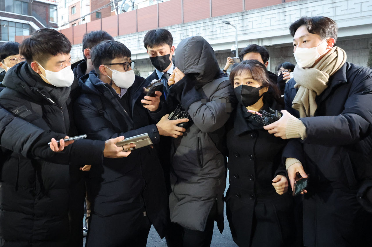 공금 115억원을 횡령한 혐의로 구속된 서울 강동구청 공무원 김모 씨가 이달 3일 오전 서울 광진경찰서 유치장에서 나와 검찰로 송치되고 있다. [연합]