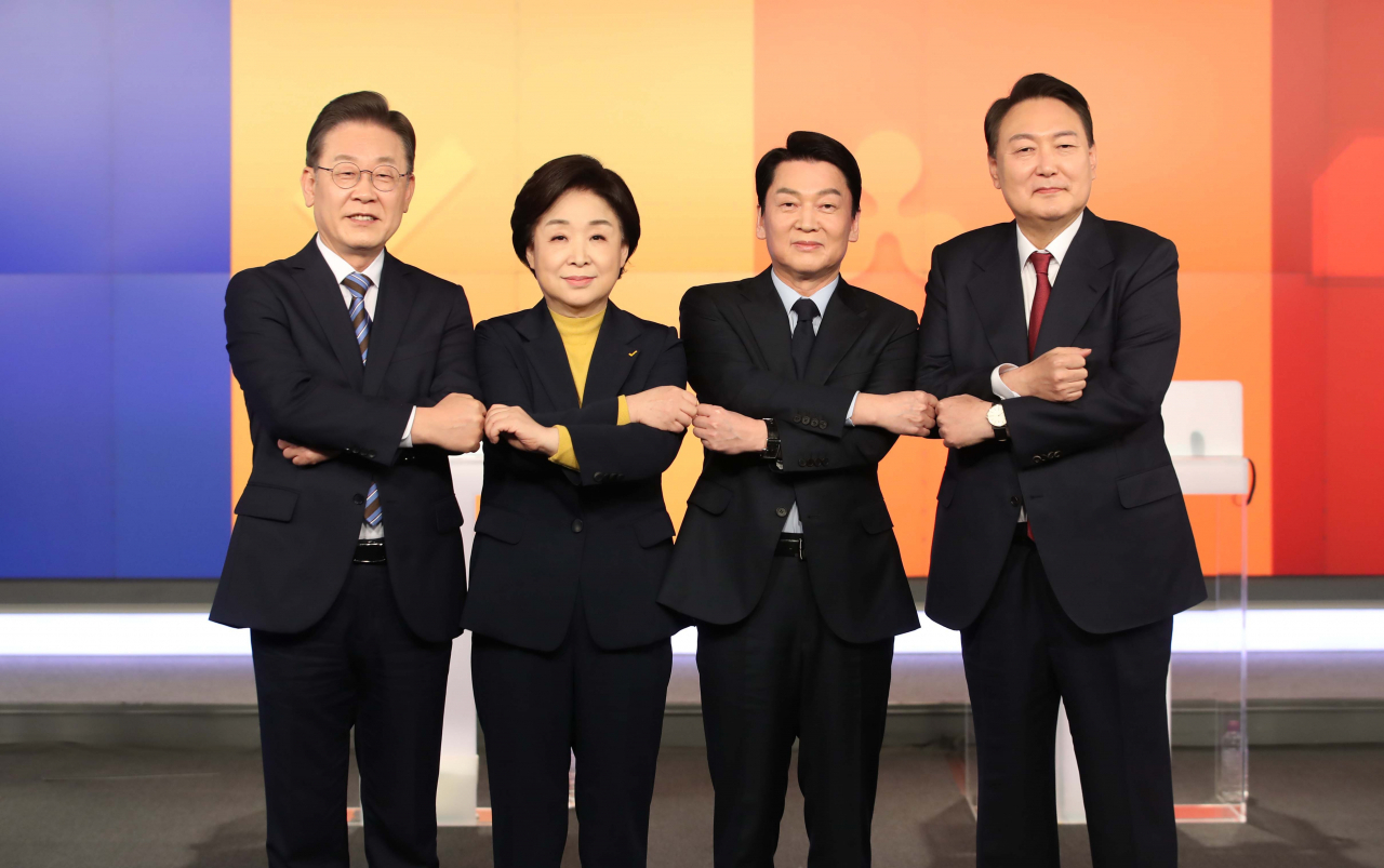 The four leading South Korean presidential candidates -- (from L) Lee Jae-myung, Sim Sang-jeung, Ahn Cheol-soo and Yoon Suk-yeol -- pose for the camera ahead of a live TV debate in Seoul last Friday. (Yonhap)