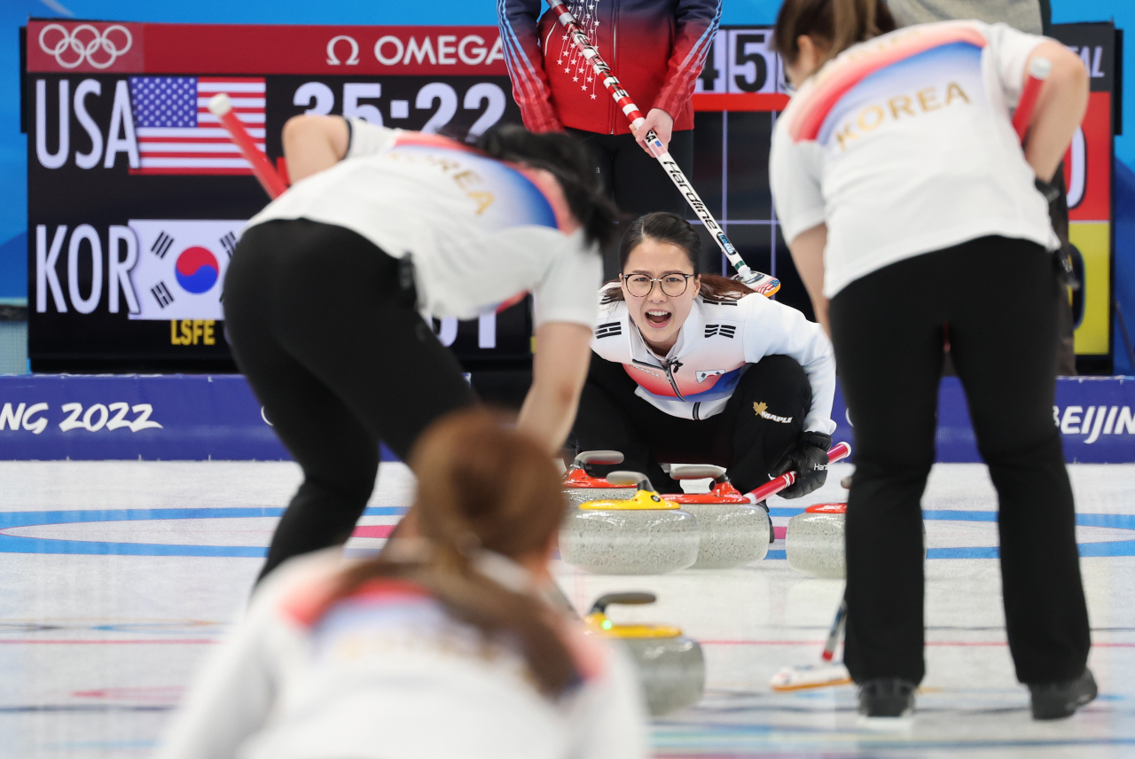 14일 중국 베이징 국립 아쿠아틱 센터에서 열린 2022 베이징 동계올림픽 컬링 여자 단체전 한국과 미국의 경기에서 팀킴 김은정이 스위핑을 지시하고 있다. [연합]