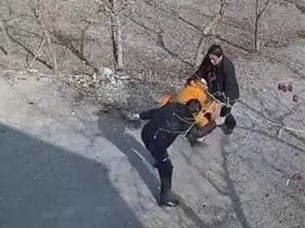 지참금 갈등으로 가족에게 끌려가는 중국 여성. [펑파이 캡처]