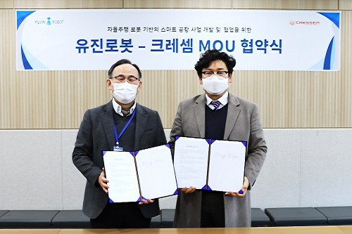 박성주 유진로봇 대표와 오상민 크레셈 대표가 자율주행 로봇을 기반으로 한 스마트 공장 사업 프로젝트 업무협약을 체결했다. [유진로봇 제공]