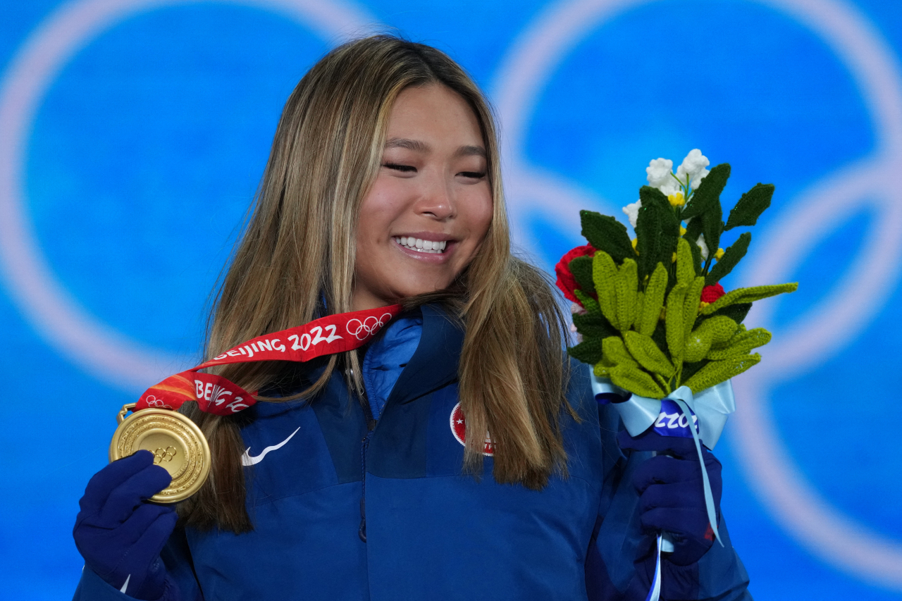 2022년 베이징 동계올림픽 스키 스노보드 여자 하프파이프 부문에서 금메달을 목에 건 미국 대표팀 선수 클로이 김이 지난 10일(현지시간) 활짝 웃고 있는 모습. 한국계 미국인인 클로이 김은 매일같이 인종차별 피해를 겪었다고 최근 밝혔다. [로이터]