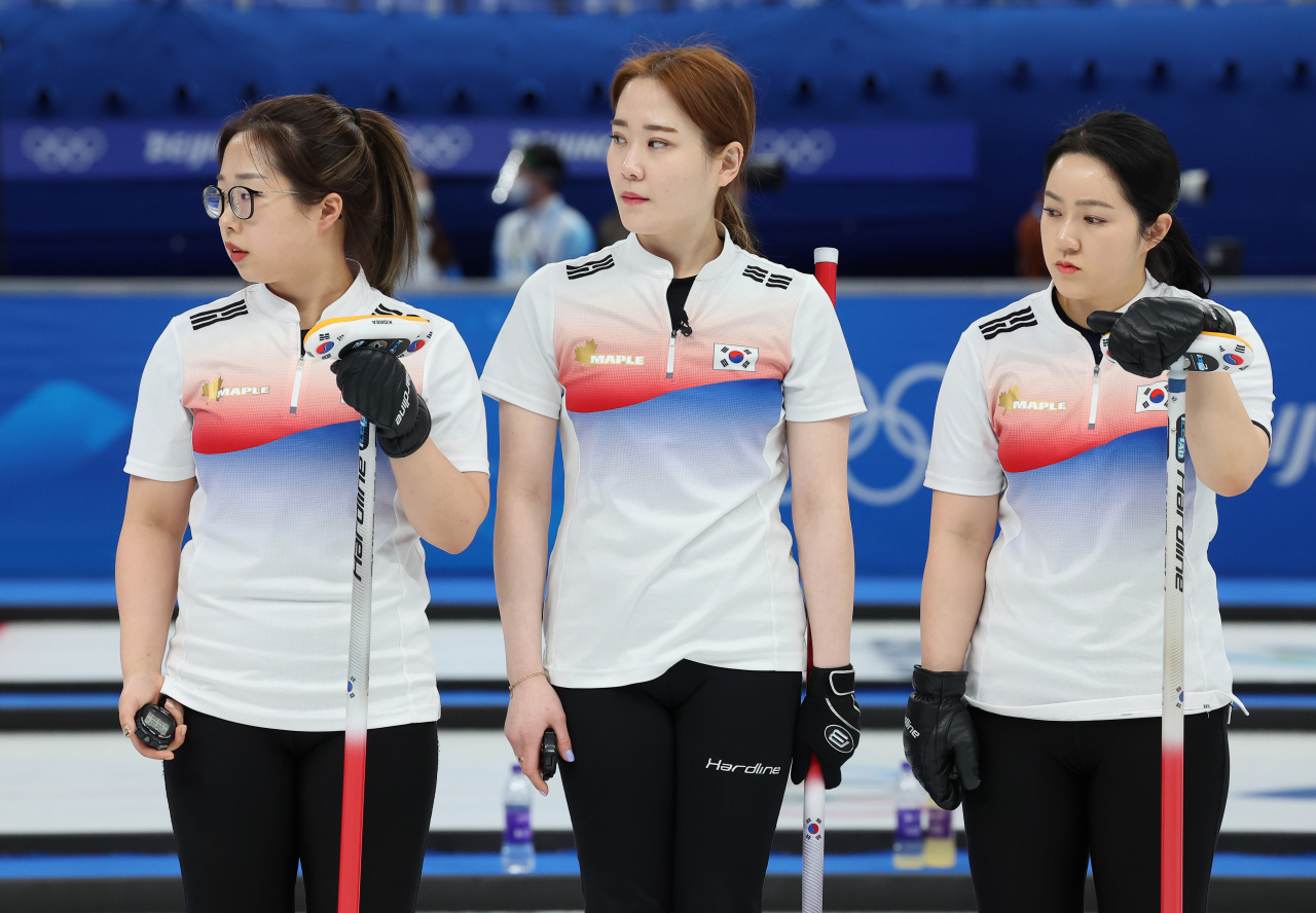 [BEIJING OLYMPICS] S. Korean curlers playing board game to take mind ...