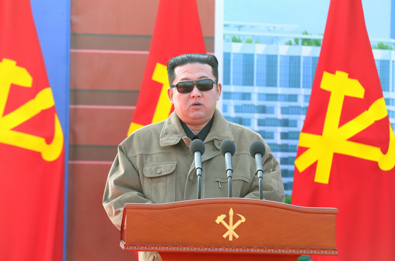 미국은 북한이 영변 핵시설 내에서 고농축우라늄과 플루토늄 생산 관련 시서을 가동중이라는 분석과 관련해 국제 비확산 체제에 위협이 된다고 비판했다. 지난 12일 평양 화성지구 1만세대 살림집 건설 착공식에 참석한 김정은 국무위원장. [평양 노동신문=뉴스1]