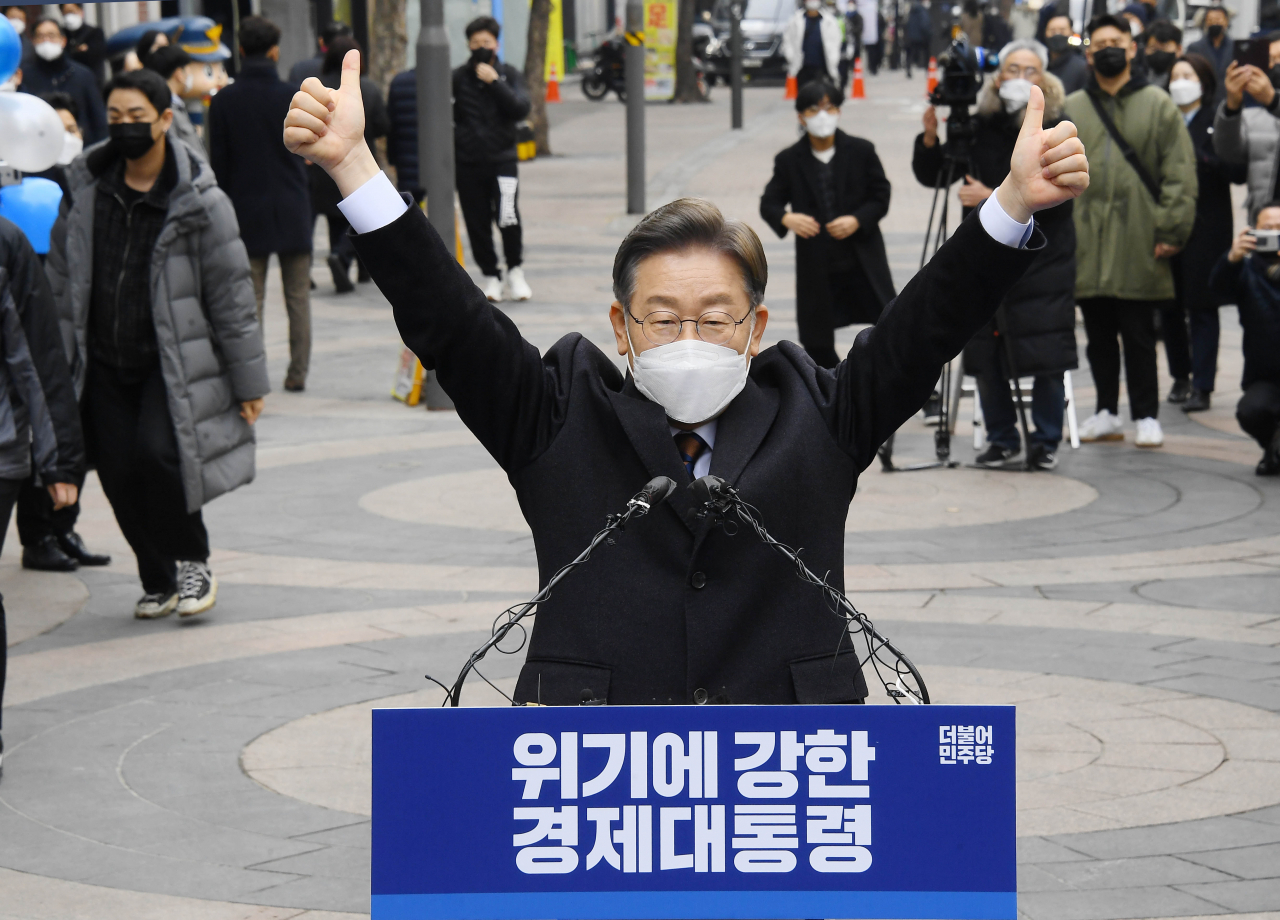 더불어민주당 이재명 대선후보가 14일 오전 서울 중구 명동예술극장 사거리에서 위기극복·국민통합 선언 기자회견을 하고 있다. [연합]
