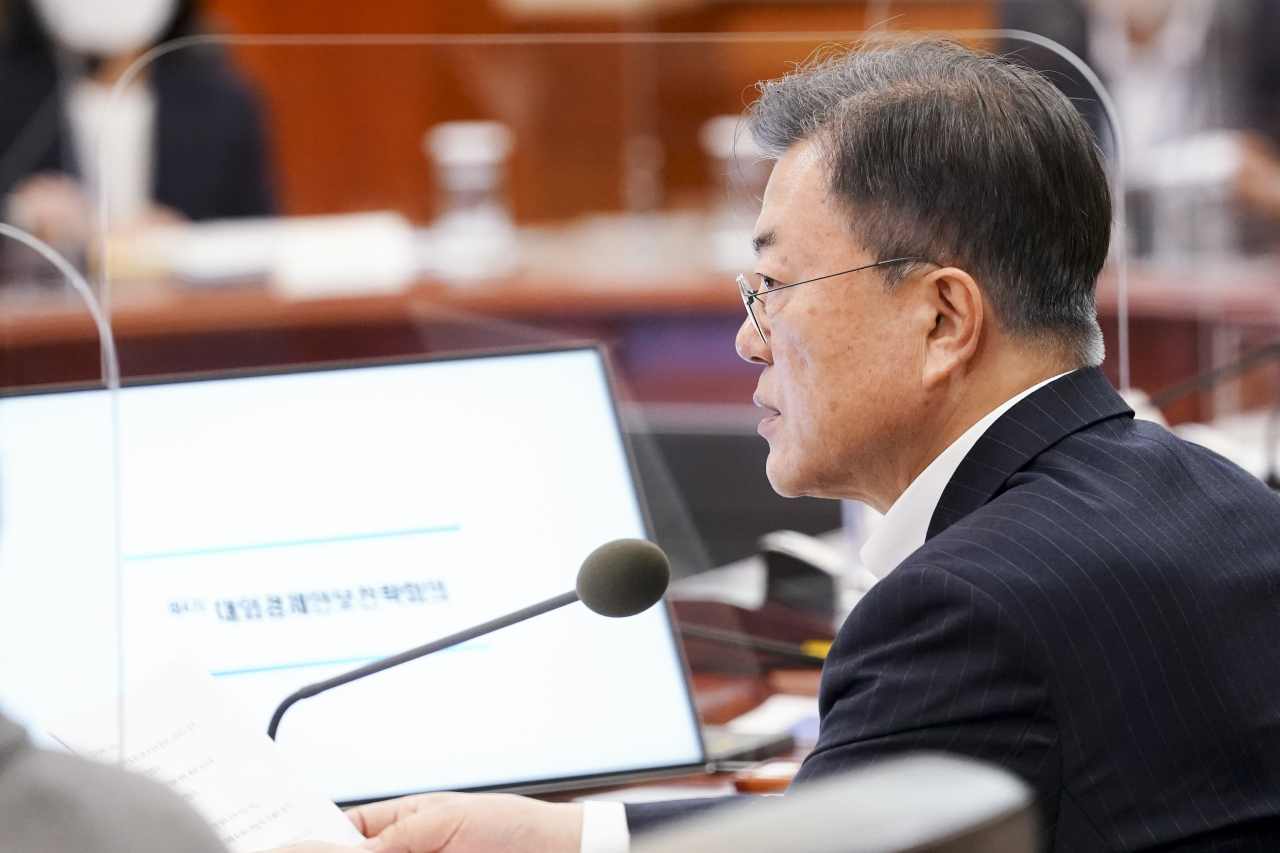 문재인 대통령이 14일 오후 청와대에서 대외경제안보전략회의를 주재하고 있다. 대외경제안보전략회의는 글로벌 공급망 차질과 인플레이션 확산 등 경제와 안보를 종합적으로 고려해야 하는 현안을 더욱 치밀하게 점검하고자 신설된 장관급 협의체다. 연합뉴스