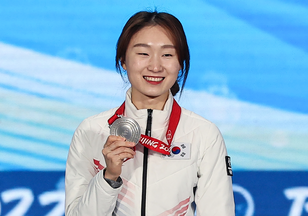 2022 베이징 동계올림픽 쇼트트랙 여자 1000m에서 은메달을 획득한 한국 쇼트트랙 대표팀 최민정이 12일 오후 중국 베이징 메달 플라자에서 열린 메달 수여식에서 은메달을 들어보이며 활짝 웃고 있다. [연합]
