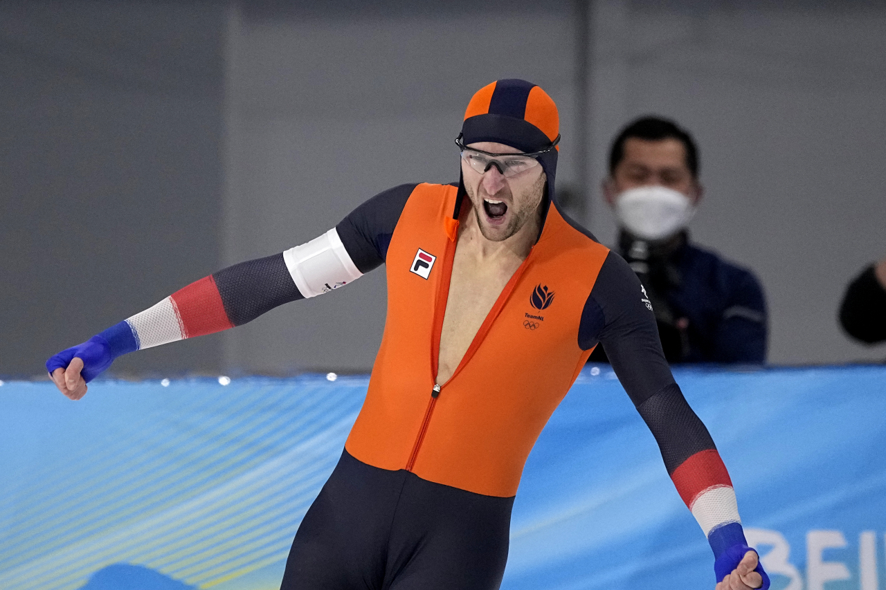 2022 베이징 동계올림픽 스피드스케이팅 남자 1500m 경기에서 은메달을 차지한 네덜란드 토마스 크롤 선수가 경기 직후 가슴의 지퍼를 내리고 포효하고 있다. [AP]