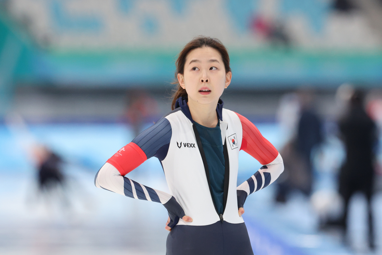 13일 오후 중국 베이징 국립 스피드스케이팅 경기장(오벌)에서 열린 2022 베이징 동계올림픽 스피드스케이팅 여자 500m 경기에 출전한 김민선이 경기를 마친 뒤 수트 지퍼를 내리고 숨을 고르고 있다. [연합]