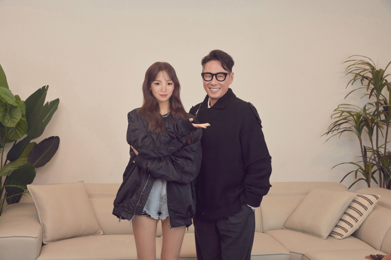 미스틱스토리의 대표 프로듀서인 윤종신(오른쪽)과 가상인간 김래아. [LG전자]
