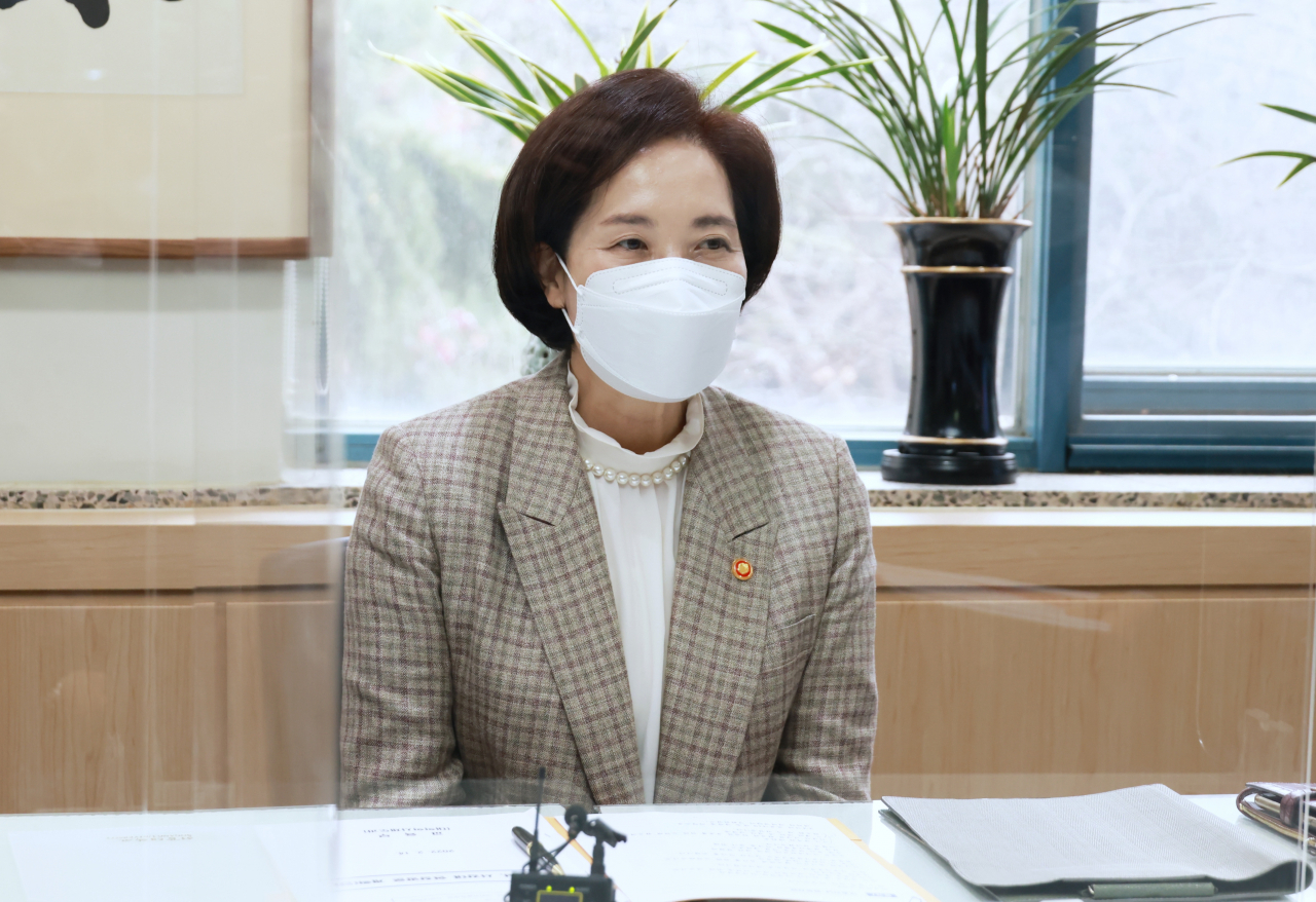 유은혜 사회부총리 겸 교육부 장관이 14일 대학 방역 및 학사 운영 준비상황 점검을 위해 서울 마포구 서강대학교를 방문해 인사말 하고 있다. [교육부]