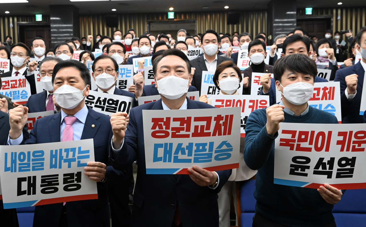 윤석열 국민의힘 대선 후보와 이준석 대표, 김기현 원내대표가 공식 선거운동 하루 전날인 14일 오후 국회에서 열린 의원총회에서 구호를 외치고 있다. [연합]