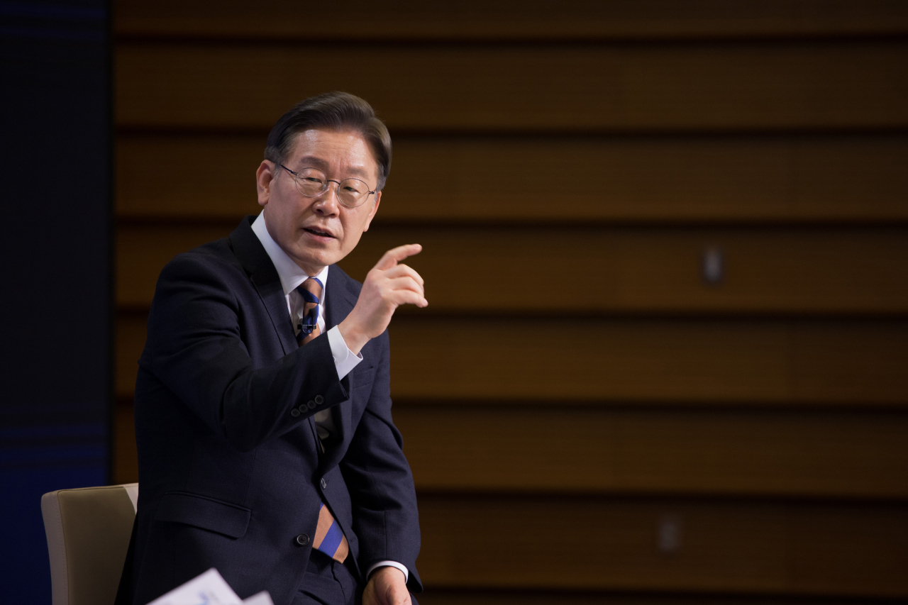 더불어민주당 이재명 대선 후보가 14일 오후 서울 중구 대한상공회의소에서 열린 대선 후보 초청 경제인 정책대화에서 정관용 교수와 질의응답을 하고 있다. 연합뉴스