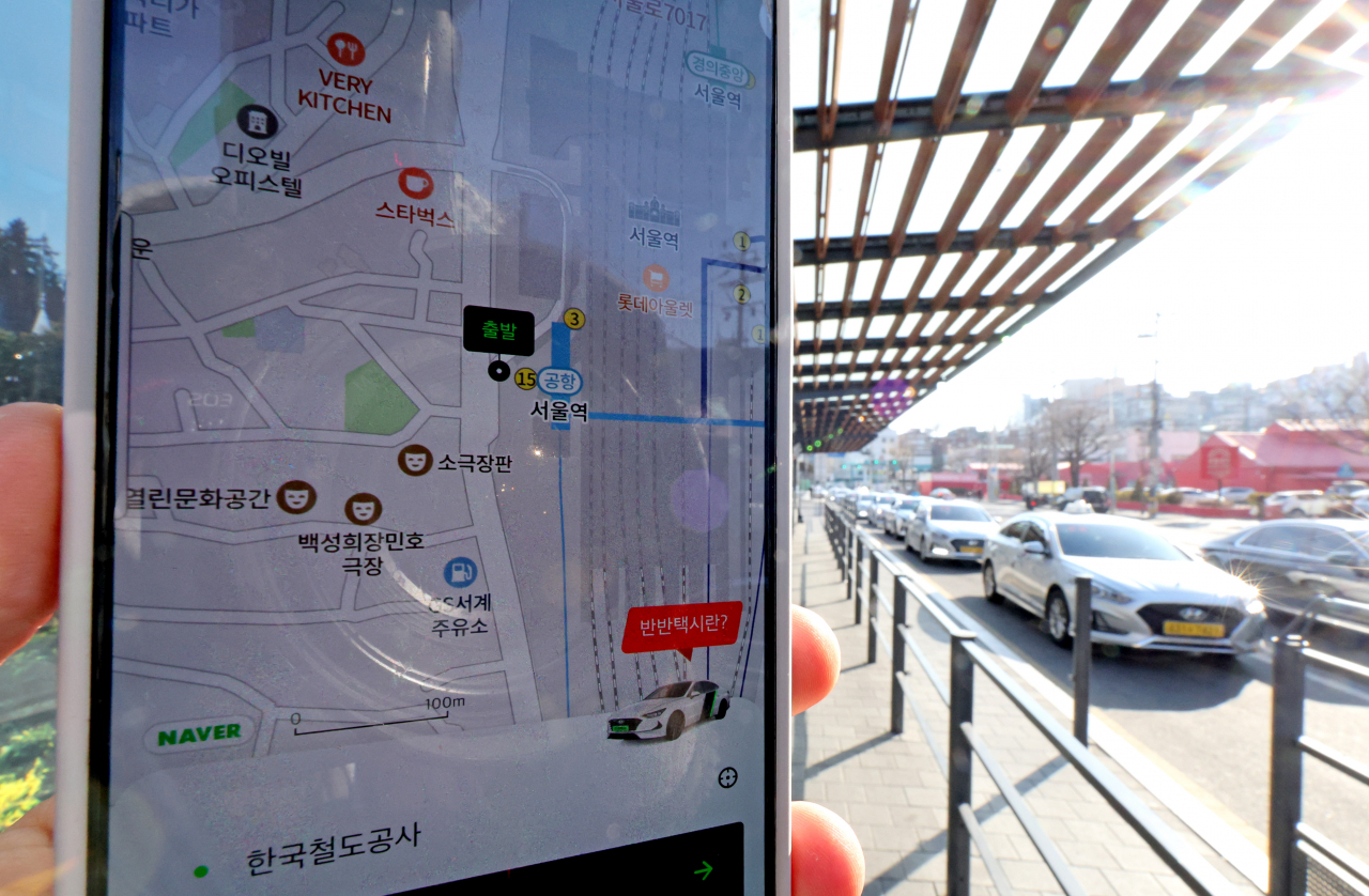 개정된 '택시운송사업의 발전에 관한 법률'(택시발전법)에 따라 택시 동승 서비스가 합법적으로 이뤄지게 됐다. 지난 달 28일 오후 서울역 인근 택시 승강장과 합승택시 플랫폼 '반반택시' 애플리케이션의 모습. [연합]
