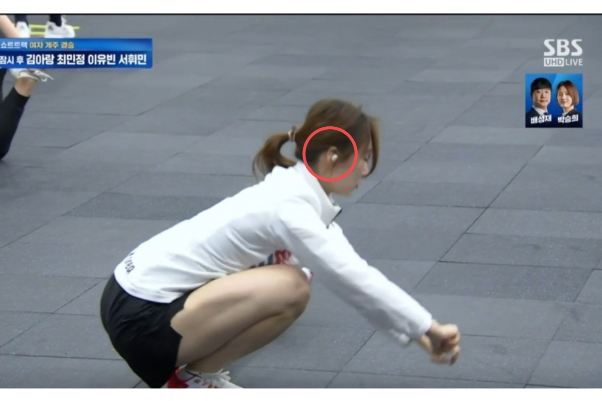 쇼트트랙 국가대표 최민정 선수가 삼성전자 무선이어폰을 착용 중인 모습이 포착됐다. [SBS 중계화면 캡처]