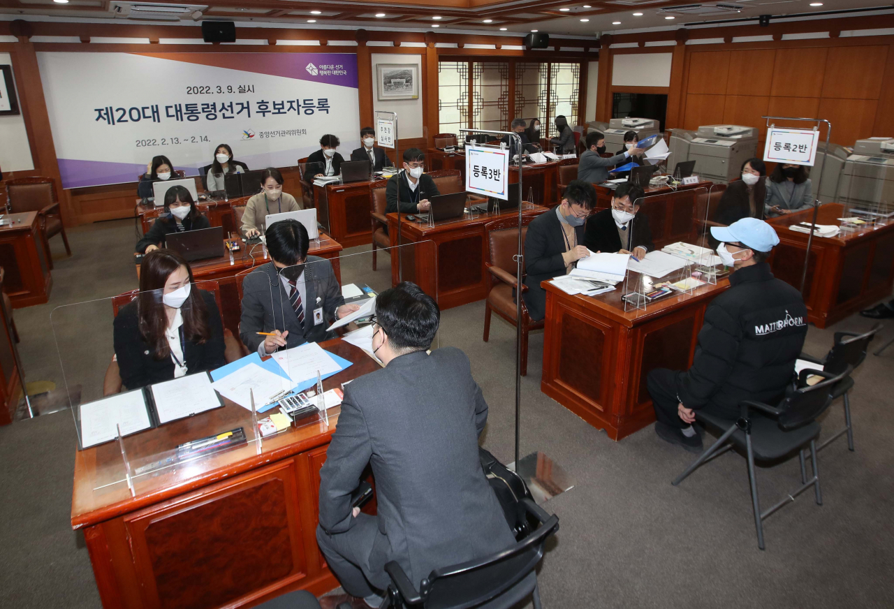 제20대 대통령 선거 후보 등록 첫날인 13일 경기도 과천시 중앙선거관리위원회에서 대선 후보 등록 대리인들이 후보 등록 관련 서류를 제출하고 있다. [연합]