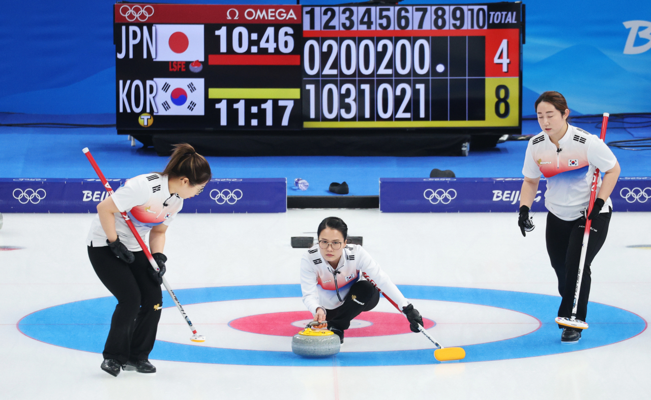 한국 스킵 김은정(가운데)이 14일 오후 중국 베이징 국립 아쿠아틱 센터에서 열린 2022 베이징 동계올림픽 여자 컬링 리그 6차전 한국과 일본의 경기에서 스톤을 투구하고 있다. 연합뉴스