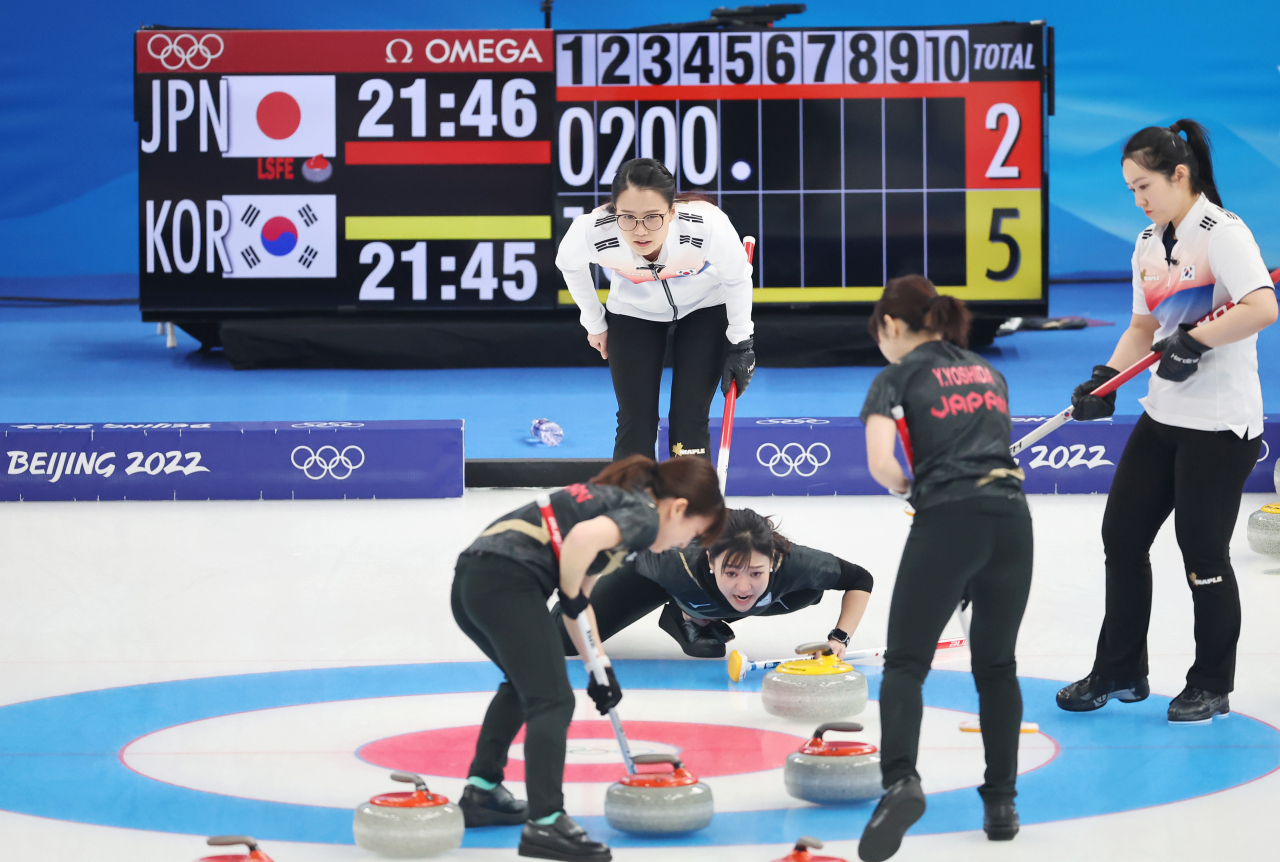 14일 오후 중국 베이징 국립 아쿠아틱 센터에서 열린 2022 베이징 동계올림픽 여자 컬링 리그 6차전 한국과 일본의 경기에서 일본 팀의 스톤이 하우스 내에 진입하자 한국 스킵 김은정(가운데)과 서드 김경애가 이를 유심히 바라보고 있다. 이날 경기에서 한국은 일본에 10-5로 승리를 거뒀다. [연합]