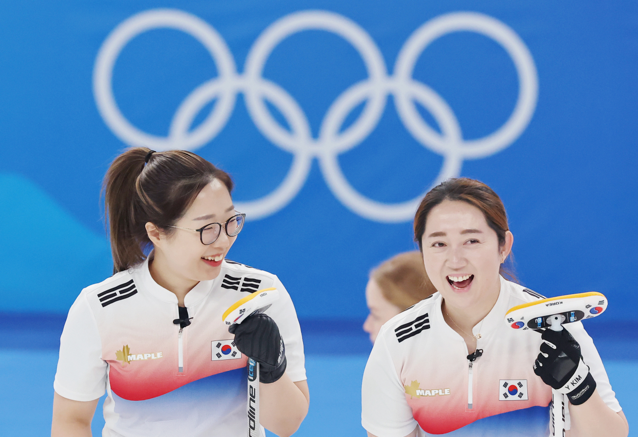 한국 리드 김선영(왼쪽)과 세컨드 김영미가 14일 오후 중국 베이징 국립 아쿠아틱 센터에서 열린 2022 베이징 동계올림픽 여자 컬링 리그 6차전 한국과 일본의 경기에서 점수가 앞선 가운데 대화를 나누며 미소짓고 있다. 이날 경기에서 한국은 일본에 10-5로 승리를 거뒀다. [연합]