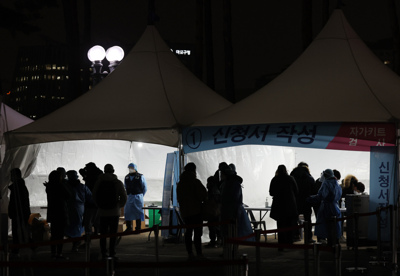 14일 오후 마포구 월드컵공원에 마련된 코로나19 선별검사소가 분주하다. [연합]