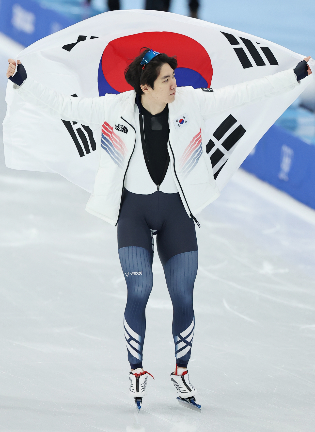 차민규가 12일 스피드스케이팅 남자 500m 경기에서 은메달을 차지한 뒤 태극기를 들고 링크를 돌고 있다. 연합뉴스