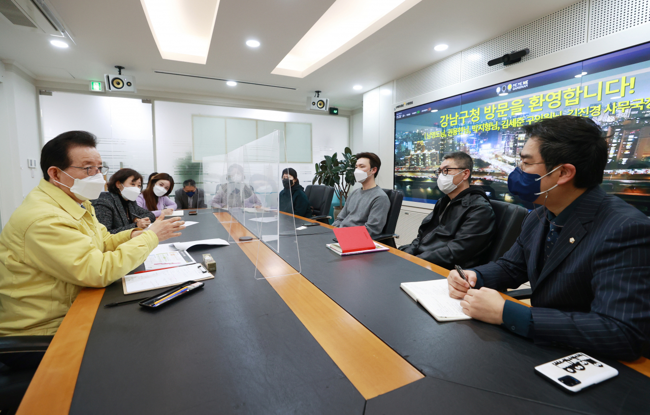 정순균(왼쪽) 강남구청장이 1인 가구들을 만나 실질적으로 필요한 정책에 대해 이야기 하고 있다. [강남구]