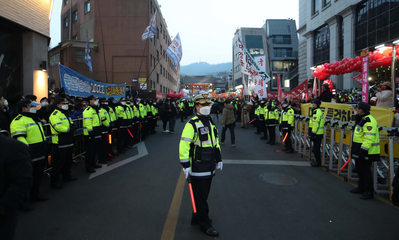 한국기자협회 주최, 방송 6개사 공동 주관 2022 대선후보 초청 토론회가 열린 지난 11일 서울 중구 매경미디어센터 앞 도로에 경찰 병력이 배치돼 있다. [연합]