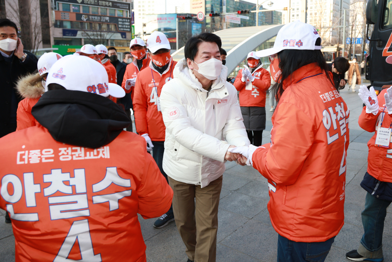 안철수 국민의당 대선후보가 15일 오전 대구 중구 반월당역 인근에서 첫 유세에 나서며 선거운동원을 격려하며 인사하고 있다. [연합]