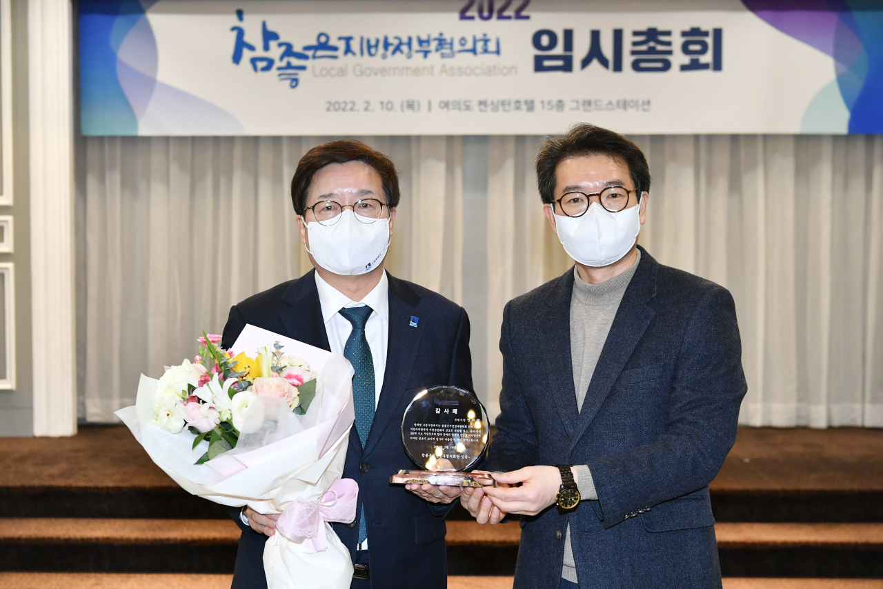 서울 성동구 정원오 성동구청장이 참좋은지방정부협의회(이하 협의회) 3대 회장으로 선출됐다. 사진은 참좋은지방협의회 임시총회에 참여한 염태영 수원시장(왼쪽)과 정원오 성동구청장(오른쪽). [성동구 제공]