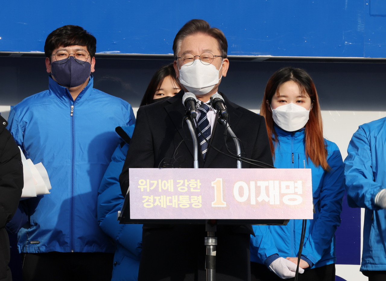 이재명 더불어민주당 대선후보가 제20대 대통령 선거 공식 선거운동 첫날인 15일 오전 부산시 부산진구 부전역에서 즉석연설을 통해 지지를 호소하고 있다. [이상섭 기자]