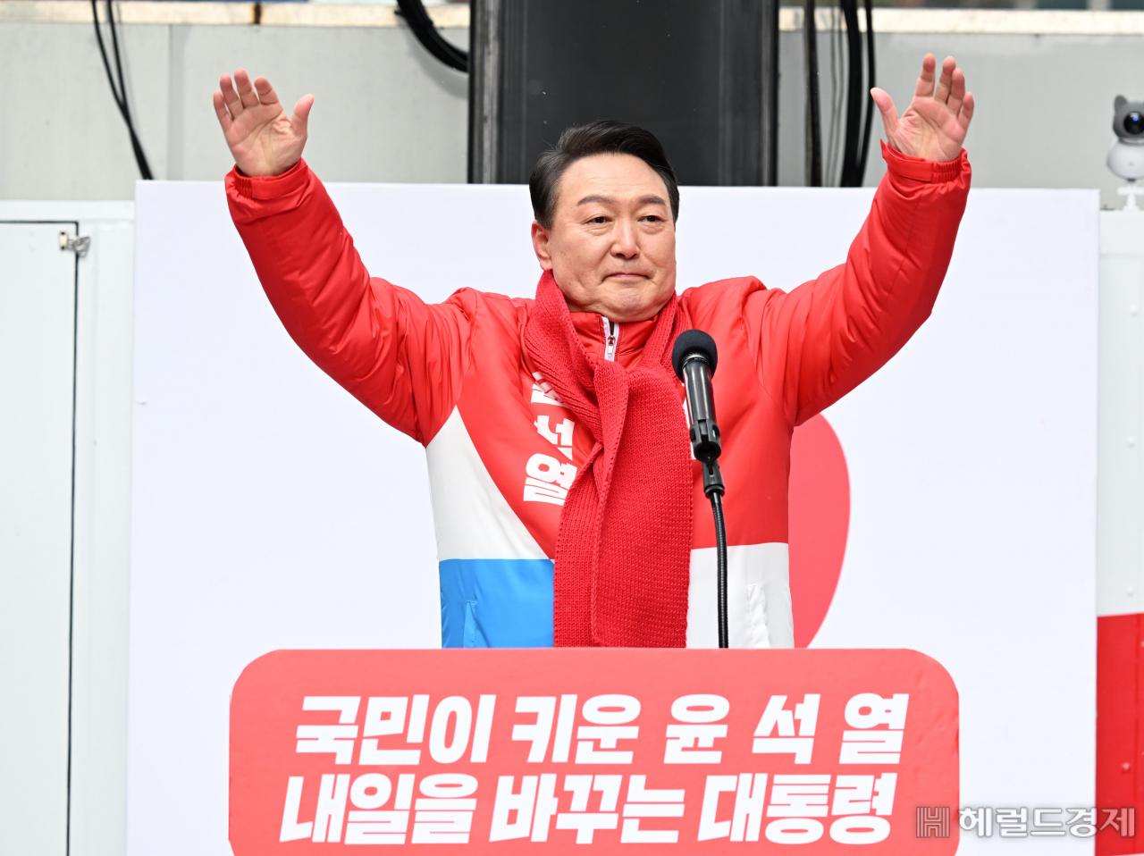 윤석열 국민의힘 대선후보가 15일 오전 서울 청계광장에서 열린 ‘국민이 키운 윤석열’ 출정식에서 지지자들의 환호에 화답을 하고 있다. 이상섭 기자
