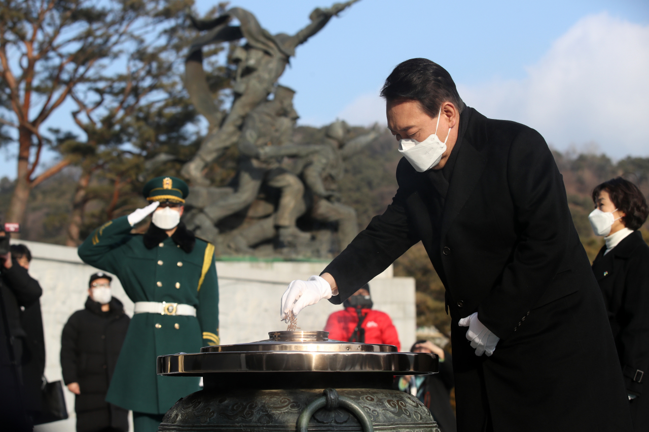 윤석열 국민의힘 대선 후보가 제20대 대통령선거 공식선거운동 첫날인 15일 서울 동작구 국립서울현충원을 찾아 현충탑에서 분향하고 있다. 이상섭 기자