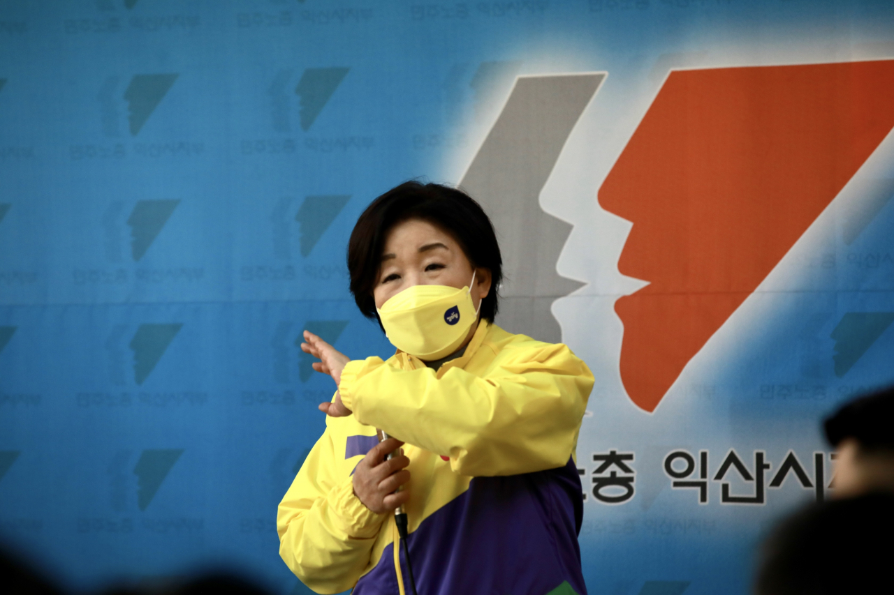 정의당 심상정 대선 후보가 대선 공식선거운동 첫날인 15일 전북 익산시 민주노총 익산시지부에서 화섬노조 전북본부 대표단과 간담회를 하고 있다. [연합]