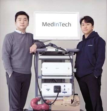 메디인테크를 공동창업한 이치원(왼쪽) 박사와 김명준 박사가 스마트 연성 내시경 앞에서 포즈를 취하고 있다. [전기연구원 제공]