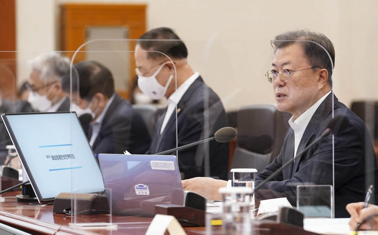 문재인 대통령이 14일 오후 청와대에서 대외경제안보전략회의를 주재하고 있다. [연합]