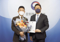 황희(오른쪽) 문화체육관광부 장관이 14일 신임 이강현 국립아시아문화전당장에게 임명장을 수여한 뒤 기념촬영을 하고 있다. [문화체육관광부 제공]