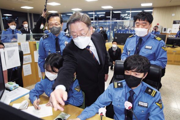 이재명 더불어민주당 후보는 15일 0시를 기해 부산 영도구 부산항 해상교통관제센터(VTS)를 찾아 수출입 선박 운항 상황을 살폈다. [연합]