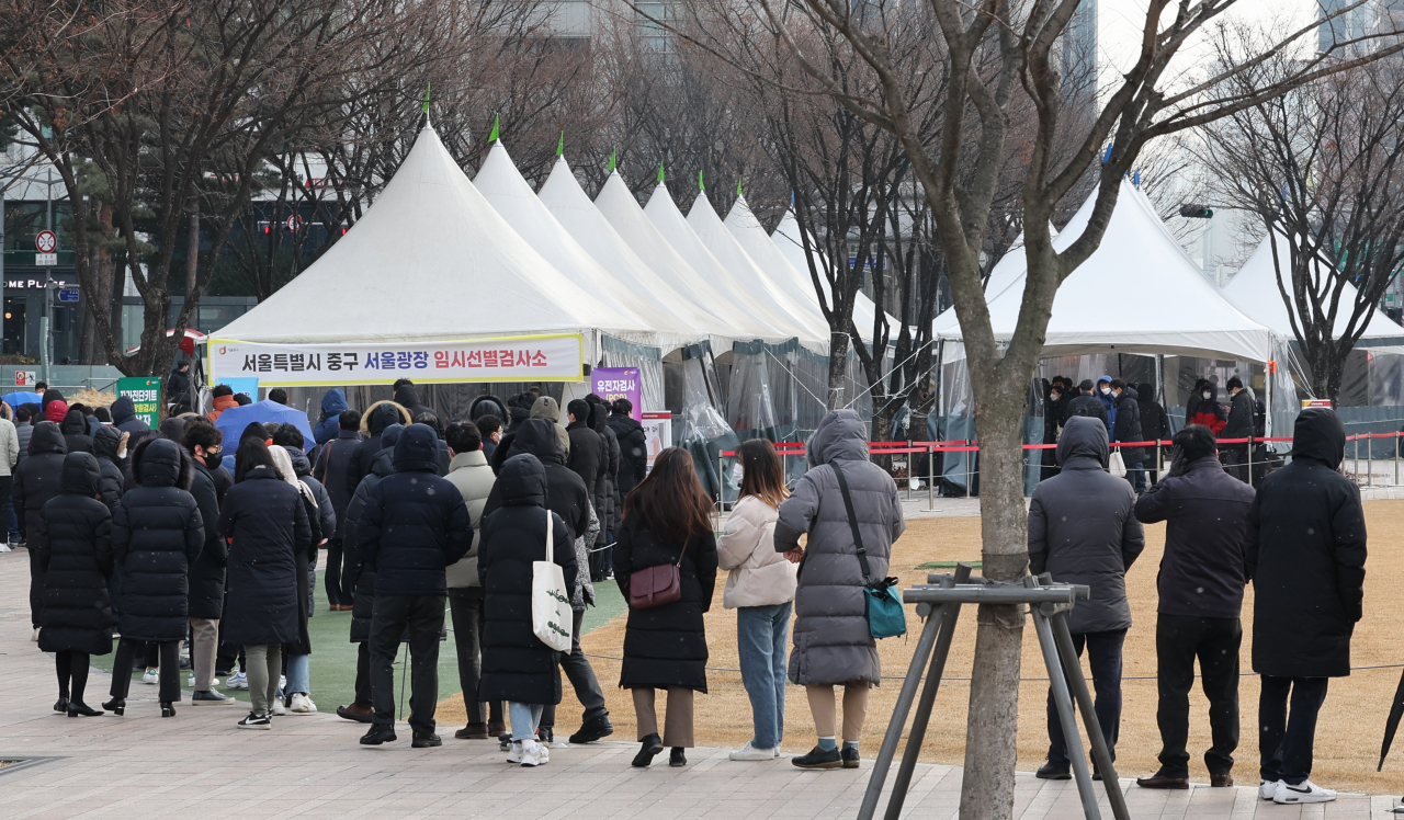 15일 오전 서울광장 선별진료소에서 시민들이 검사를 기다리고 있다. 이날 0시 기준 코로나19 신규 확진자는 5만7177명이다. [연합]