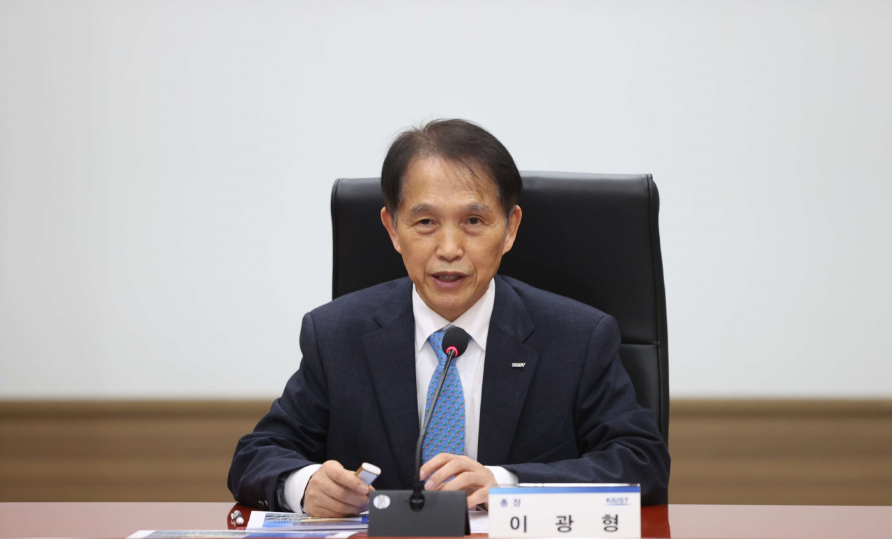 이광형 KAIST 총장이 15일 열린 취임 1주년 기자간담회에서 관련 현안에 대해 설명하고 있다.[KAIST 제공]