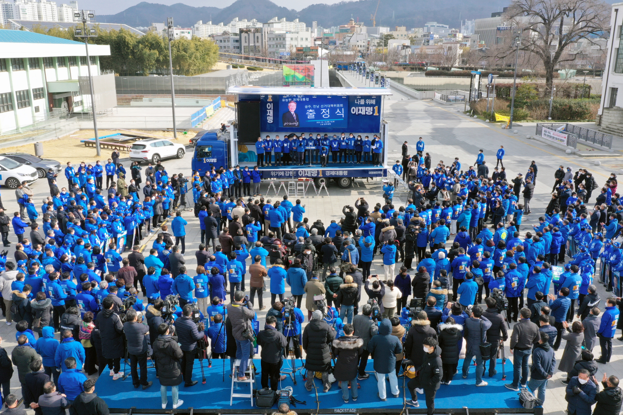 The Democratic Party of Korea holds an opening ceremony for its presidential election campaign committee's branch office for Gwangju and South Jeolla Province on Tuesday. (Yonhap)