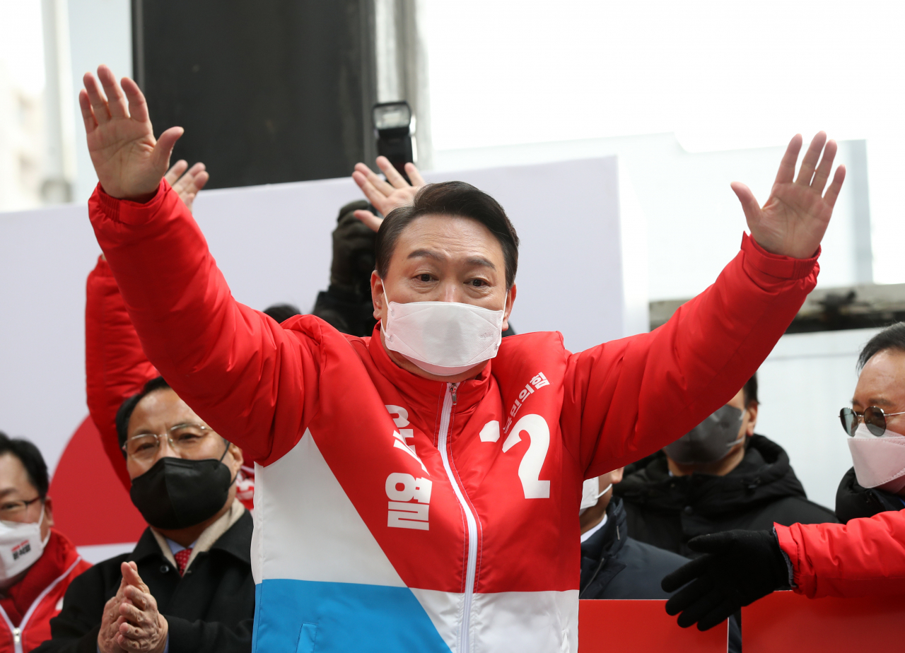 윤석열 국민의힘 대선 후보가 15일 오후 대전 중구 으능정이 문화의거리 유세에서 지지자들을 향해 인사하고 있다. [연합]